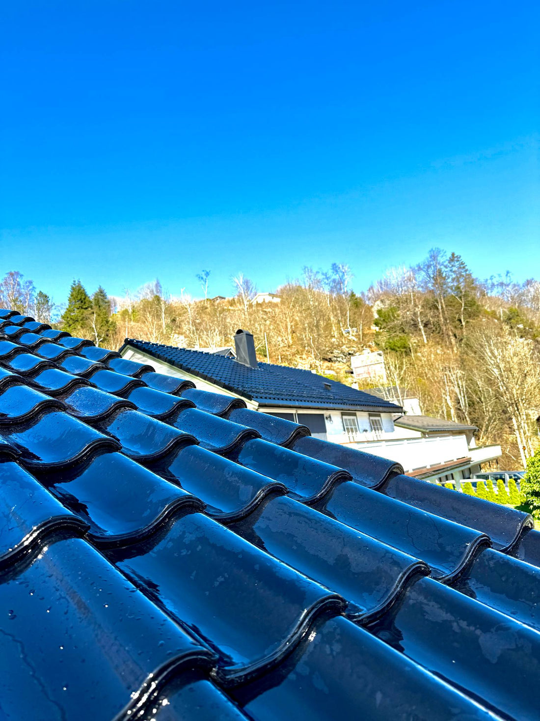 Nytt glassert tak lagt av Tom Stølen i Fana – blank overflate med høy kvalitet og estetisk løft